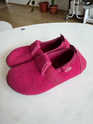 Living Kitzbühel children's wool slippers size 30 used, pink, flexible sole