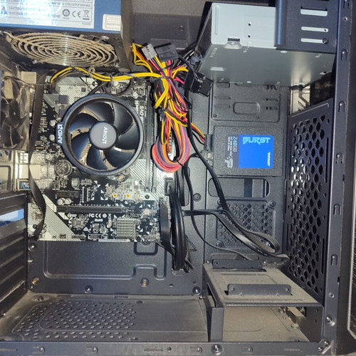 PC with AMD Ryzen 3 2200G and Vega 8 Graphics like new