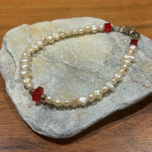 Bracelet with white pearls and beads new