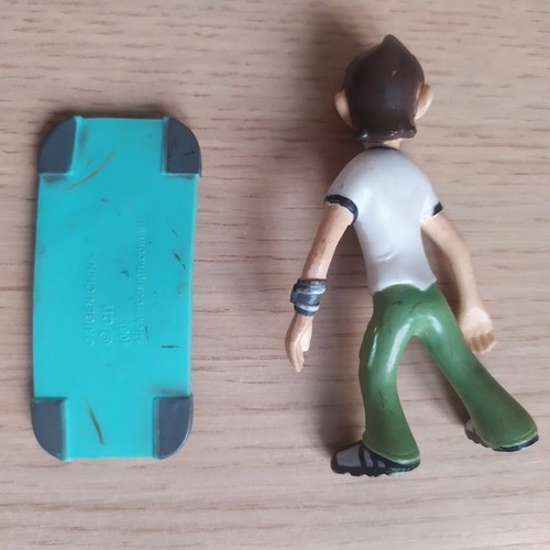 Ben 10 Ben Tennyson figure with board 9 cm used