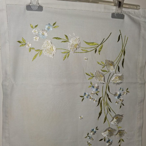 Set of 3 embroidered linens like new with delicate floral design