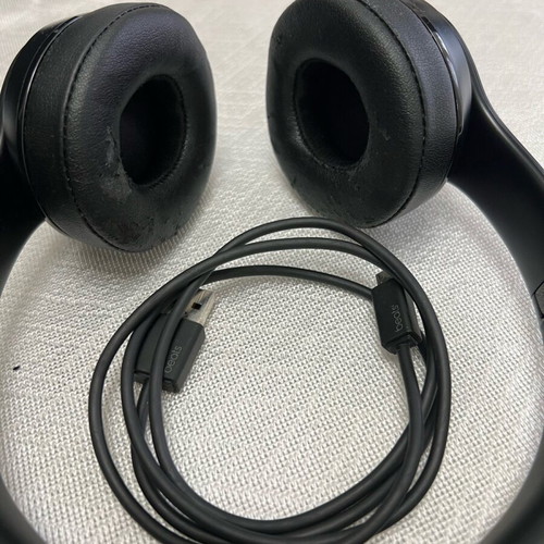 Beats Solo3 Wireless headphones used with case and cables