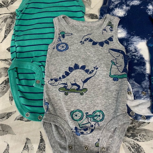 Carter’s sleeveless bodysuits used, 0-3 months, pack of 5