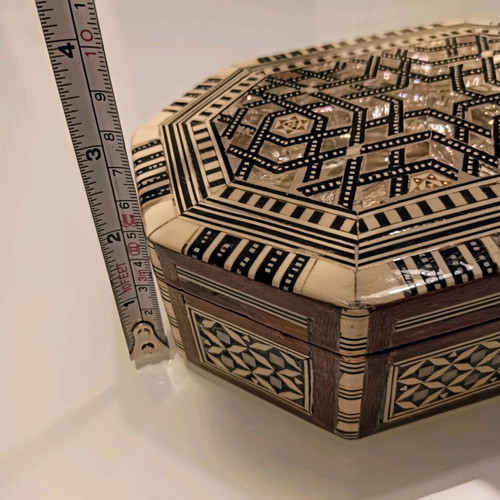 Handmade wooden oriental box like new with mother of pearl 18.5x13.5 cm