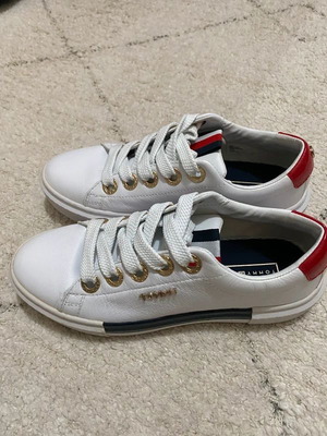 Sneakers Tommy Hilfiger μεταχειρισμένα, νούμερο 37, λευκά με κόκκινες και μπλε σκούρες λεπτομέρειες