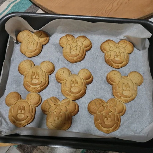 Mickey and Minnie cookie cutters new, set of 2