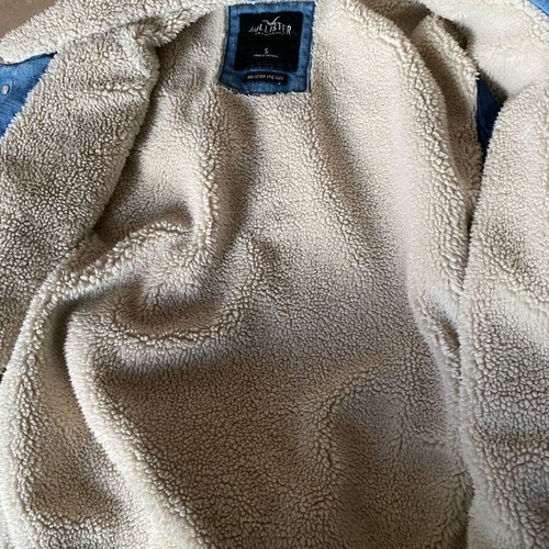 Sherpa-lined Hollister blue faded denim jacket like new