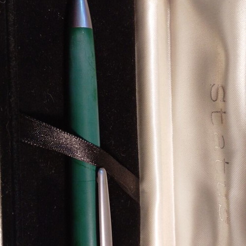 Vintage pen Status in case like new, green metal