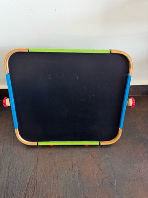 Ξύλινος πίνακας διπλής όψης Hape Anywhere Art Studio μεταχειρισμένος, μαγνητικός και κιμωλίας