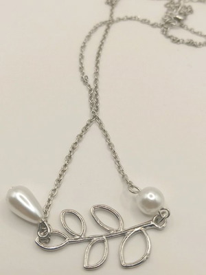 Necklace new with fake pearl, beautiful and elegant