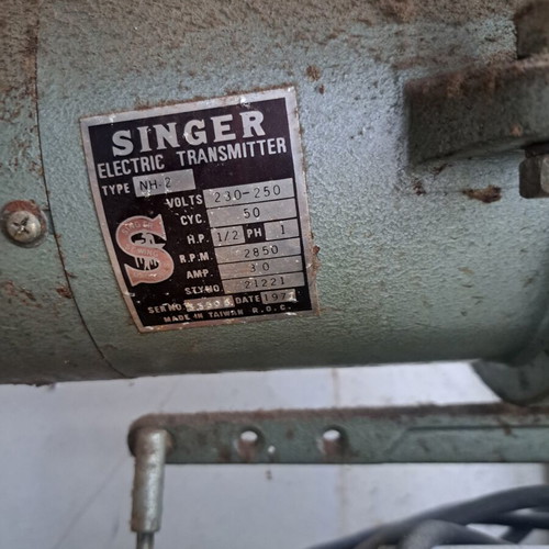 Singer sewing machine used, ideal for zippers and fine fabrics