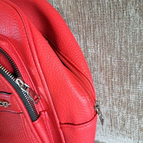 Shoulder/handbag used in light red color
