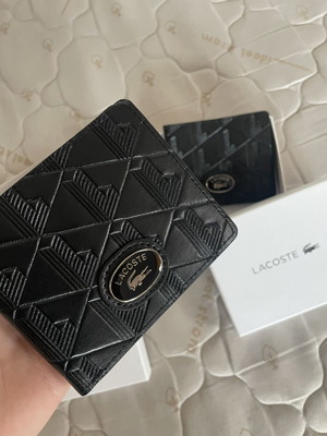 Lacoste Πορτοφόλι καινούργιο, μαύρο με ανάγλυφο γεωμετρικό σχέδιο