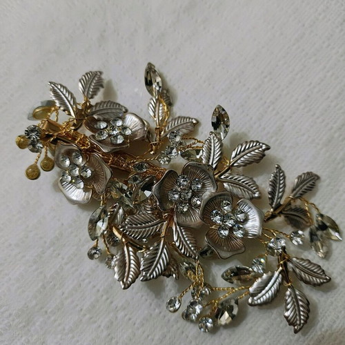 Hair accessory new with rhinestones and flowers in gold and silver