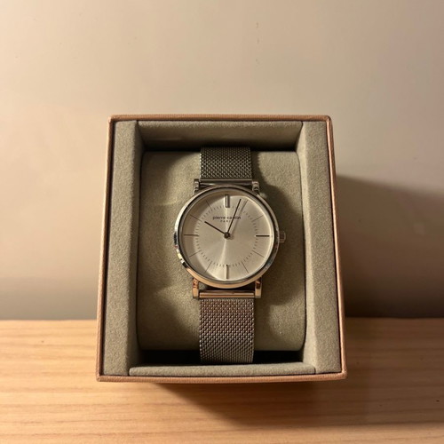Silver wristwatch like new, worn 3 times
