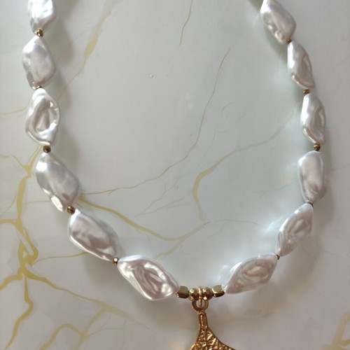 Necklace with pearls and mermaid tail pendant new, white and gold