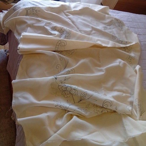 Tsevrede table linens new with lace and half-embroidered designs