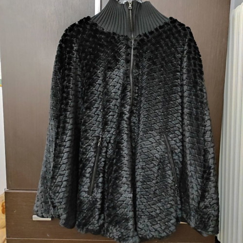 Black velvet cape new, size medium from Rada