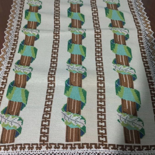 Handmade table runner like new, dimensions 0.65×0.37