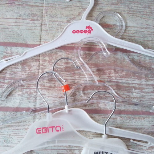 Children's plastic hangers like new, pack of 6, length 32 cm