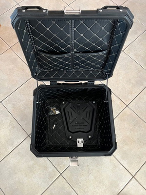 Motorcycle top case 35L like new with light use