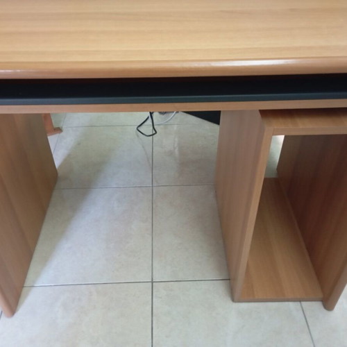 Computer desk like new, sturdy with cable management