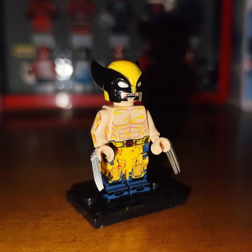 Wolverine (Shirtless) minifigure like new with base and two heads