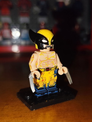 Wolverine (Shirtless) minifigure like new with base and two heads