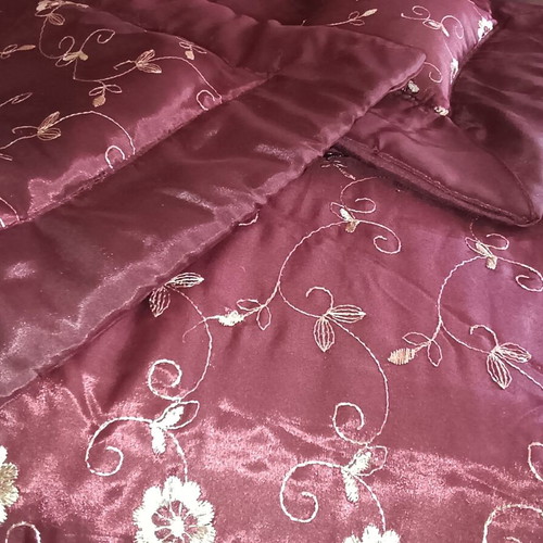 Quilt set like new with pillowcases