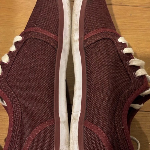 Low sneakers like new, burgundy with white laces, size 45