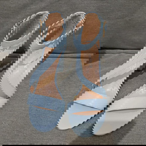 Πέδιλα γαλάζια νούμερο 37 σαν καινούργια με χοντρό τακούνι