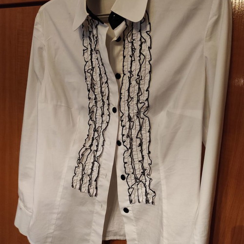 Mia white shirt like new, size M