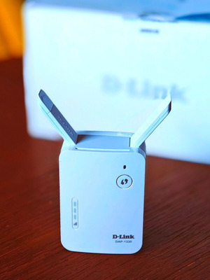 D-Link DAP-1330 WiFi Range Extender 300 Mbps like new