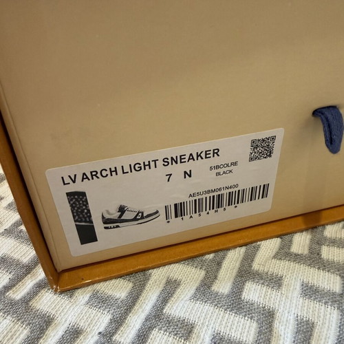 Louis Vuitton sneakers size 41 like new black and white