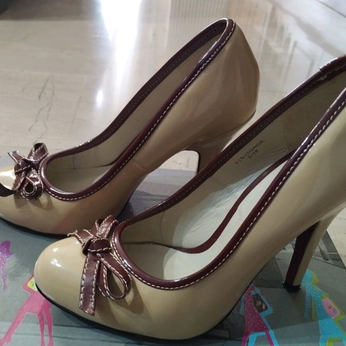 Beige patent leather pumps with burgundy bow like new