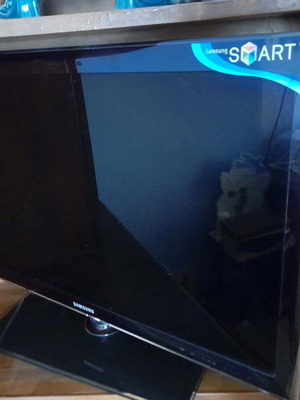 Samsung UE32D5500RW 32" Smart TV used for spare parts with glass base