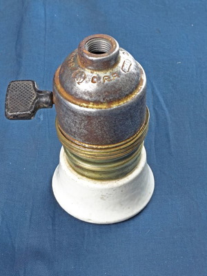 Old type E27 socket with switch new