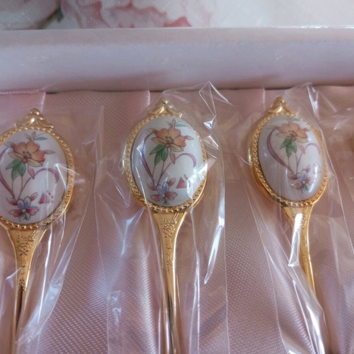 Spoons and bowl like new, set of 6 with handle, minor defect