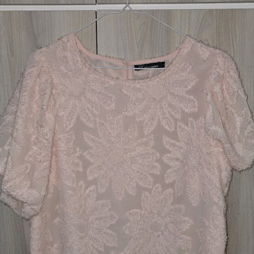 Pink short-sleeve blouse with embossed flowers like new