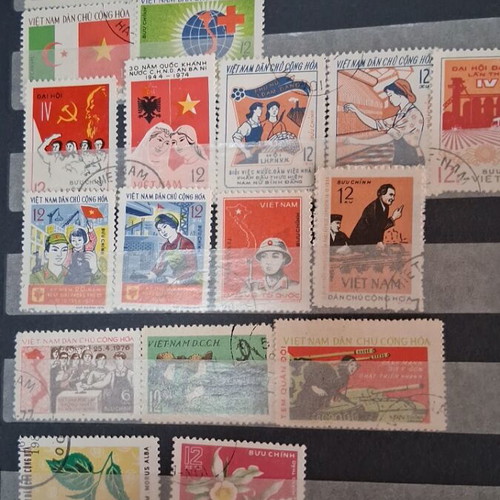 Stamp album like new with over 550 stamps from various countries