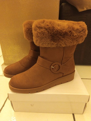 Women's boots size 40 new, brown suede with fur lining
