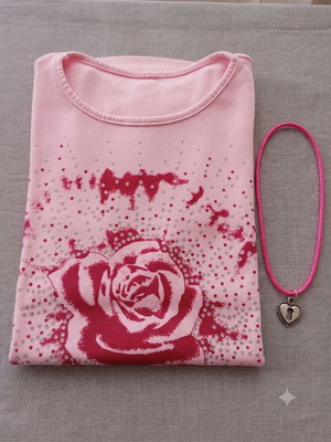 T-shirt pink with strass and heart necklace gift like new