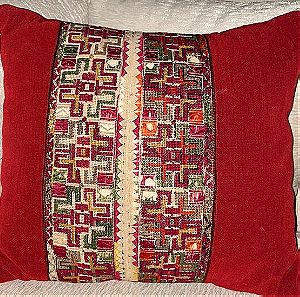 Κόκκινο μαξιλάρι με παραδοσιακο κέντημα από φουντι.