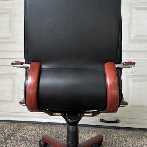 Comforto Executive Chair used, leather with wooden arms