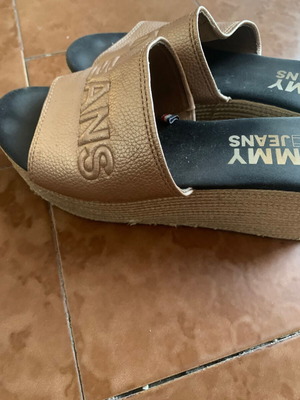 Πέδιλα Tommy Hilfiger μεταχειρισμένα, μέγεθος 36, όμορφο χρώμα