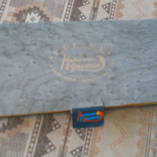 3d gift box with 2 pens like new