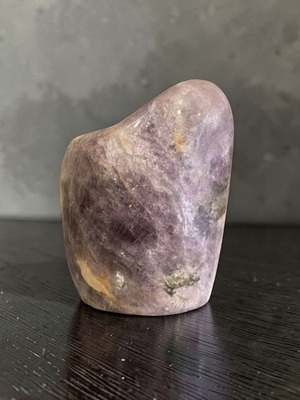 Natural polished anhydrite free form without heat treatment