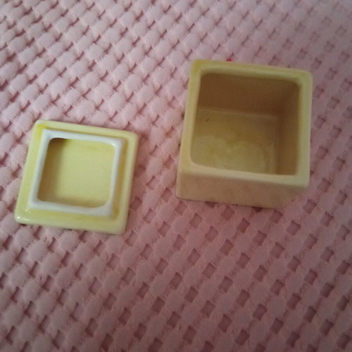 Porcelain jewelry box like new, 6 cm height, width, depth