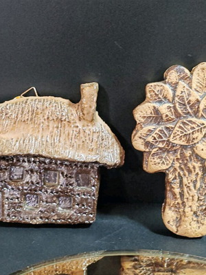 Ceramic wall decor set of two, like new