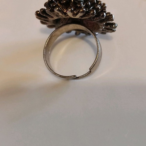 Ring with beautiful design like new